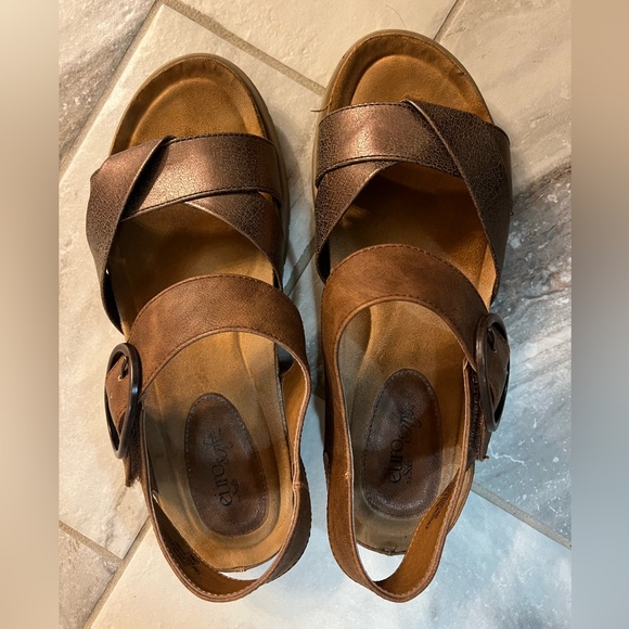 Gorgeous bronze sandals by Sofft - Picture 2 of 3